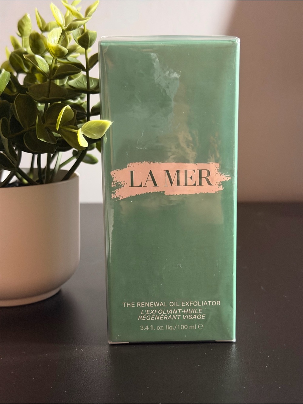 La Mer Renewal Oil Exfoliator — Mint Green Box with Pink Logo